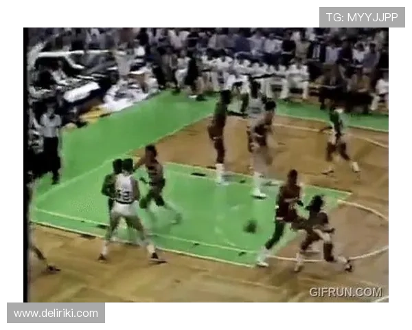 伯德无球跑动牵制防线，拉开空间改变绿军进攻结构